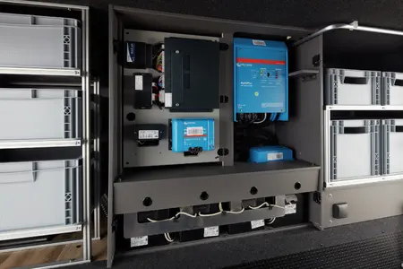 NIESMANN+BISCHOFF-iSmove-Quadro-elettrico-nella-garage-posteriore-01 Bild zeigt die Garage mit dem Elektronikbereich