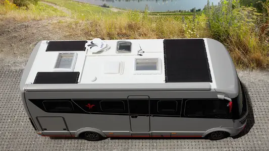 NIESMANN+BISCHOFF-iSmove-Solar-panels-up-to-660-watts BIld zeigt das Dach von dem I Smove 