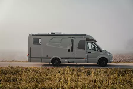 Hymer GT-S Aussenansicht Seite rechts Aussenansicht rechte Seite des Hymer GT-S in freier Natur auf der Strasse