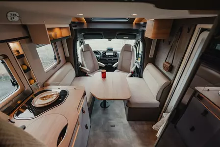 Innenraum vorn-hi Hymer GT-S 685 Ansicht Innenraum Hymer GT-S 685 von hinten nach vorn durch.